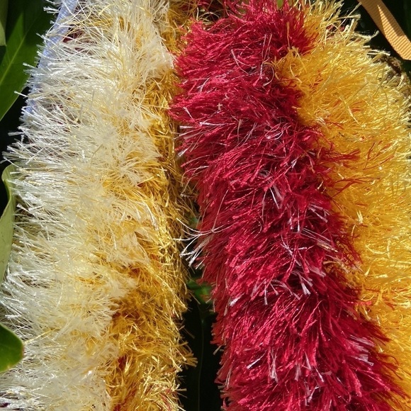 Hawaiian Custom Red Gold Off-White Eyelash Yarn Lei Graduation Celebration - Picture 8 of 15